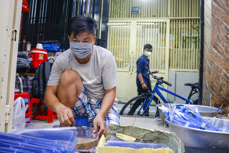 Gia đình 3 thế hệ làm hàng ngàn tấm chắn giọt bắn gửi tuyến đầu chống dịch - ảnh 3