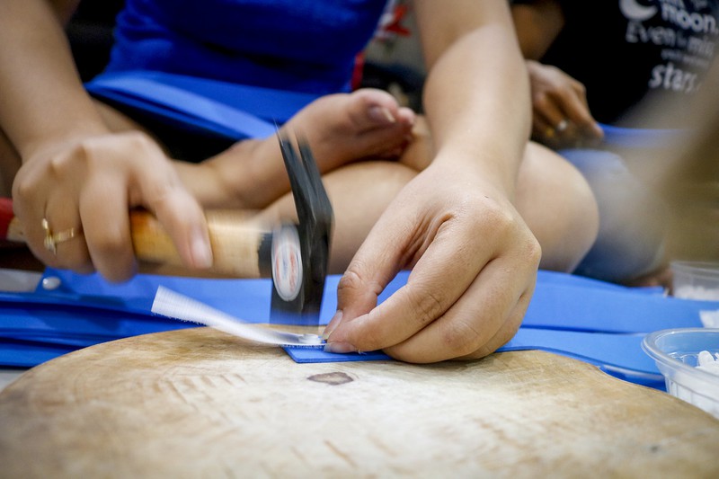 Gia đình 3 thế hệ làm hàng ngàn tấm chắn giọt bắn gửi tuyến đầu chống dịch - ảnh 7