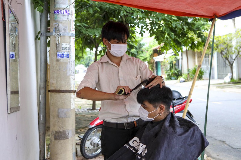 TP.HCM: Phòng gym, tiệm sửa xe, tiệm hớt tóc nhộn nhịp sau Chỉ thị 18 - ảnh 10