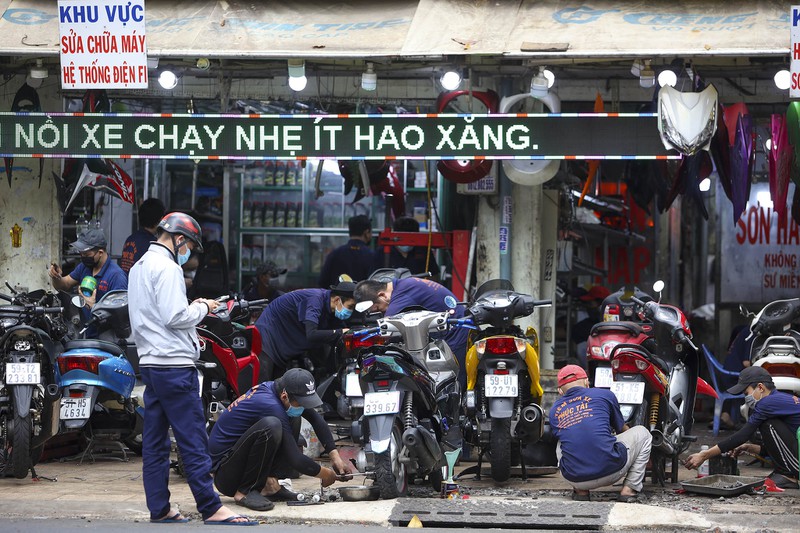 TP.HCM: Phòng gym, tiệm sửa xe, tiệm hớt tóc nhộn nhịp sau Chỉ thị 18 - ảnh 9