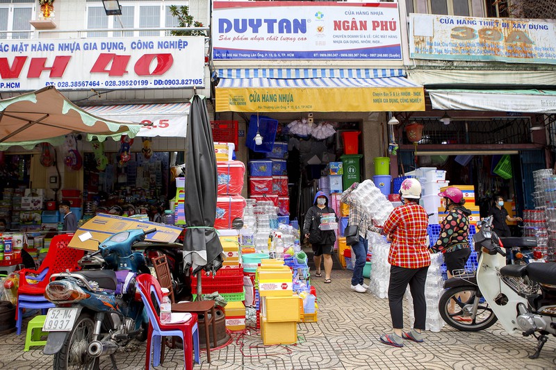 TP.HCM: Phòng gym, tiệm sửa xe, tiệm hớt tóc nhộn nhịp sau Chỉ thị 18 - ảnh 11