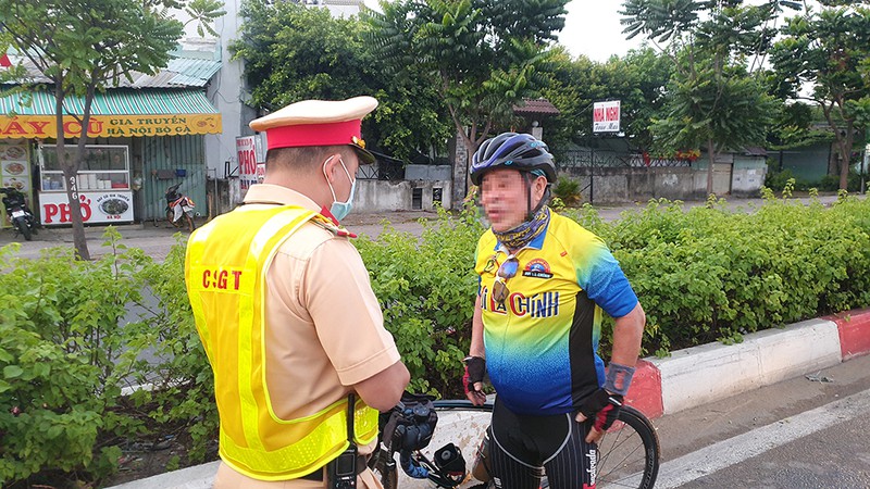 Vác xe đạp bỏ đi khi thấy CSGT xử phạt lỗi chạy sai làn - ảnh 4