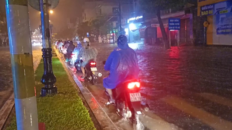 Đường phố Đà Nẵng ngập chưa từng thấy, nhiều phương tiện chết máy trong đêm - ảnh 1