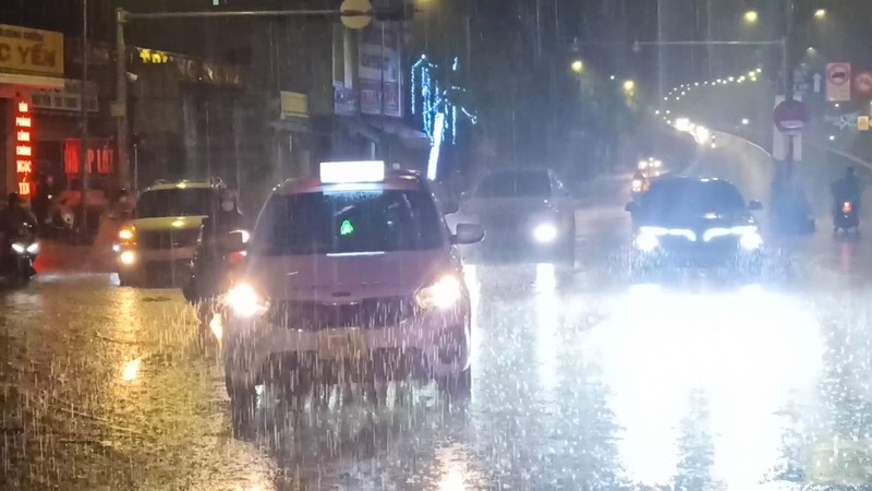 Đường phố Đà Nẵng ngập chưa từng thấy, nhiều phương tiện chết máy trong đêm - ảnh 2