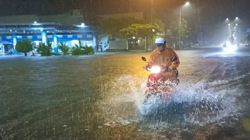 The streets of Da Nang were flooded like never before, many vehicles stalled in the night - Photo 7