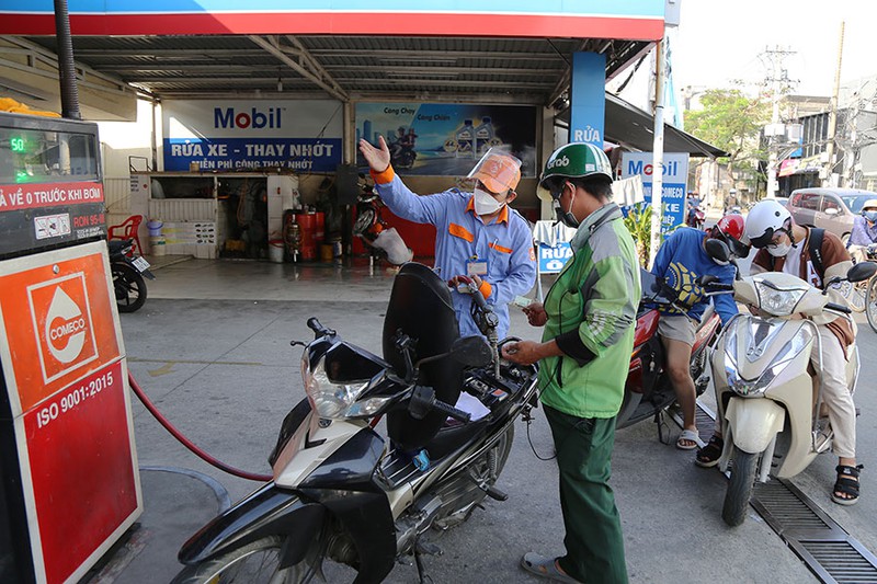 Giảm thuế, phí để hạ nhiệt giá xăng - ảnh 1