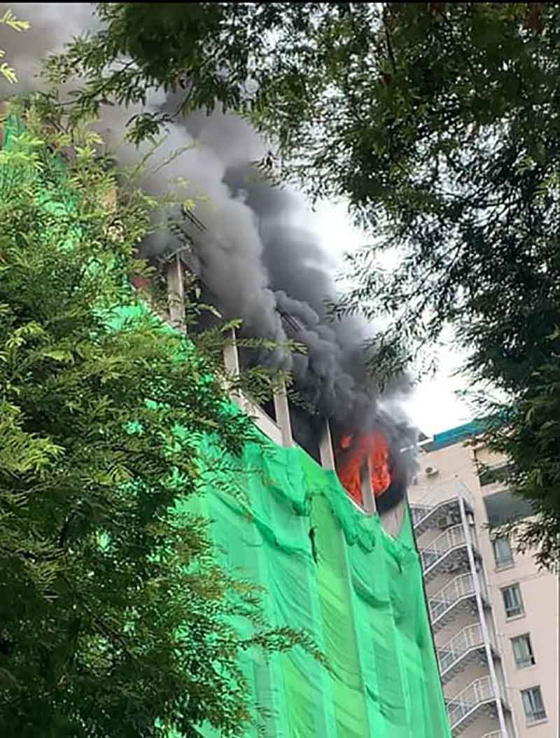 Cháy tòa nhà đang tháo dỡ ở trung tâm quận 1 - ảnh 2