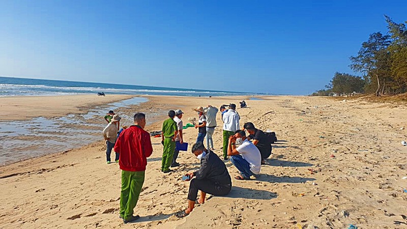 2 nữ sinh lớp 11 thương vong bất thường trên bãi biển Đồi Dương - ảnh 1