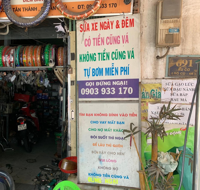 Lạ đời người đàn ông sửa xe xuyên đêm, không tiền cũng vá ảnh 1