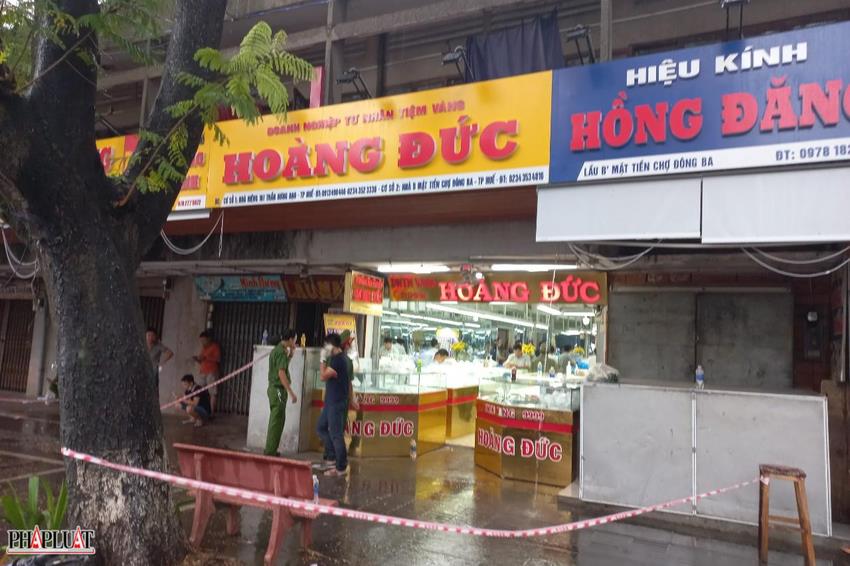 Người dân kể khoảnh khắc nghi phạm cầm súng AK cướp tiệm vàng ảnh 2