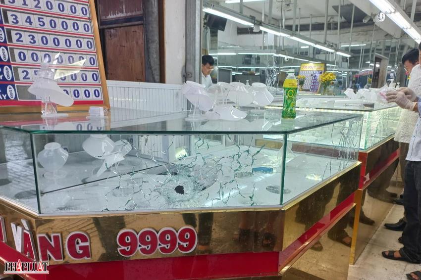 Người dân kể khoảnh khắc nghi phạm cầm súng AK cướp tiệm vàng ảnh 3