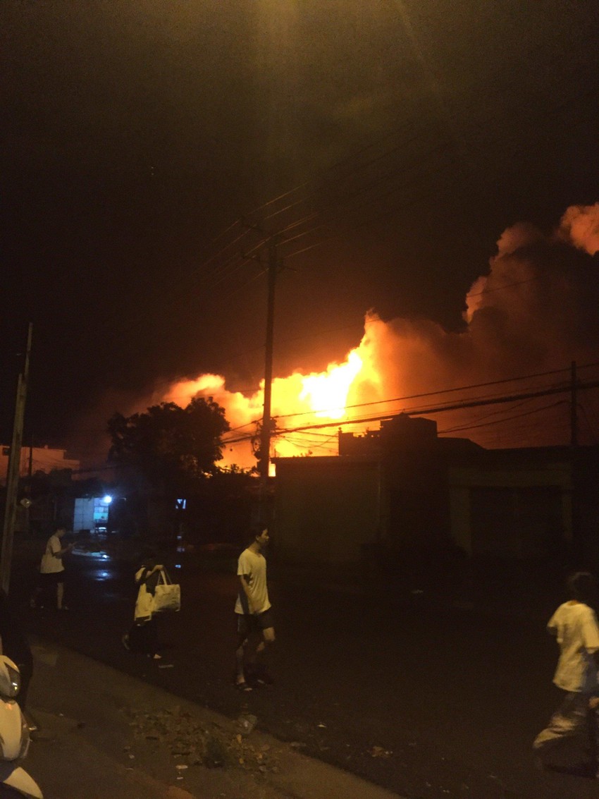 Xưởng hóa chất cháy 4 ngày chưa tắt, người dân phải di tản ảnh 4