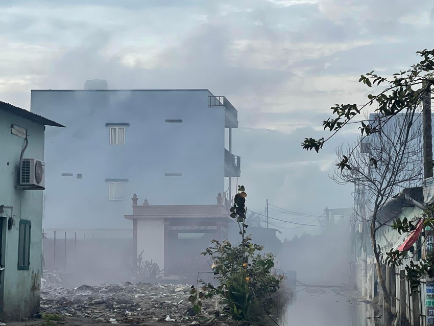 Xưởng hóa chất cháy 4 ngày chưa tắt, người dân phải di tản ảnh 1