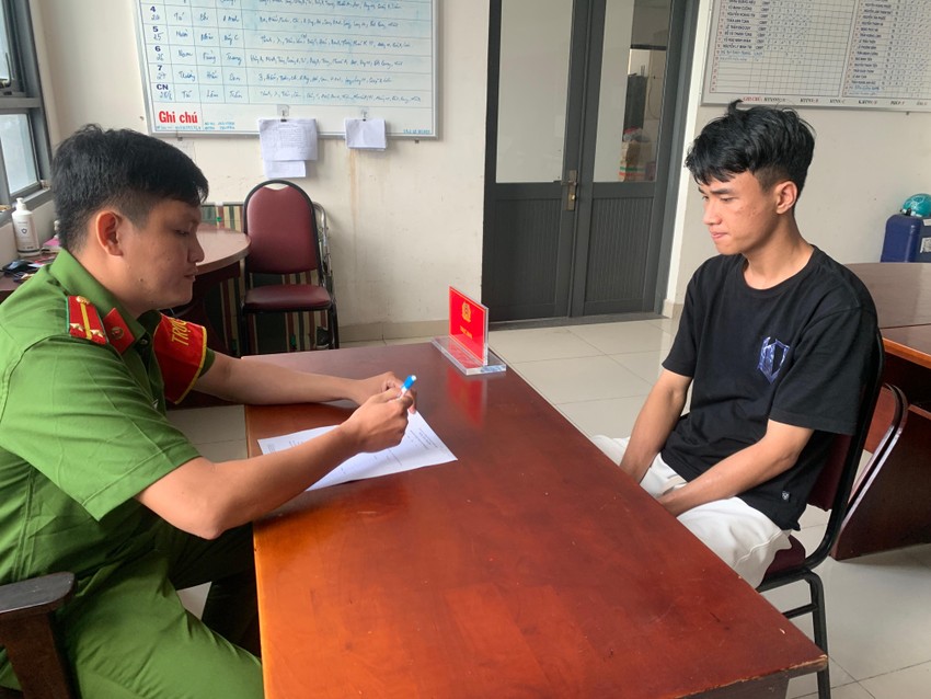 Kẻ trộm dáng thư sinh trộm hàng chục laptop trong công ty ở quận 3 ảnh 1