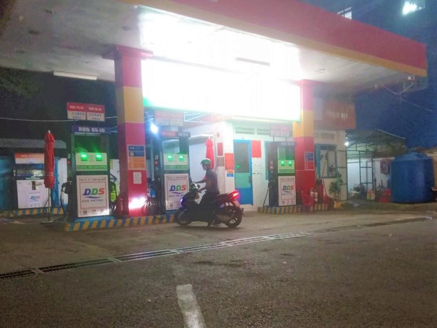 Bất ngờ nhiều cửa hàng nghỉ sớm, thông báo '0 bán' xăng ảnh 2