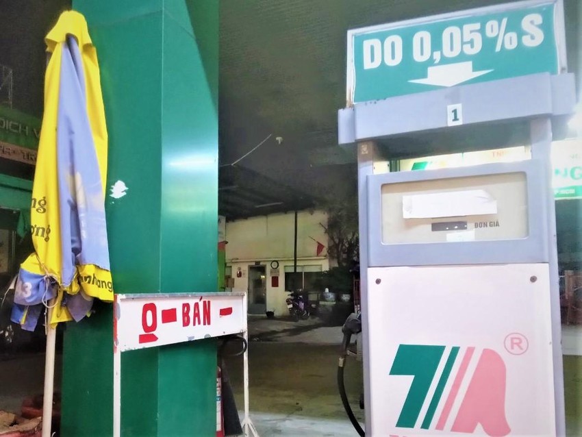 Bất ngờ nhiều cửa hàng nghỉ sớm, thông báo '0 bán' xăng ảnh 1