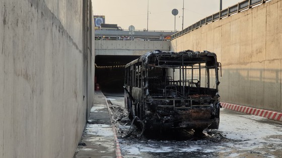 Xe buýt bốc cháy dữ dội trong hầm chui ngã tư An Sương ảnh 4