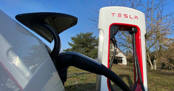 Tesla lần đầu chia sẻ mạng lưới trạm sạc với các hãng xe khác