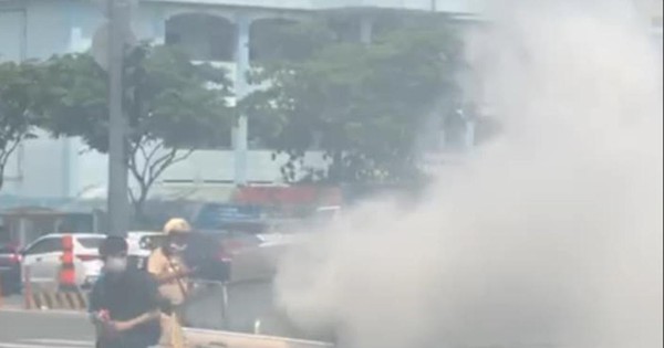 Xe BMW bốc khói nghi ngút trên phố