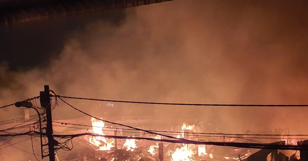 Biển lửa đỏ rực một góc trời, nhiều nhà xưởng bị cháy trong đêm