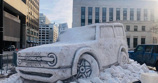 Nghệ nhân tại Mỹ điêu khắc Ford Bronco bằng tuyết