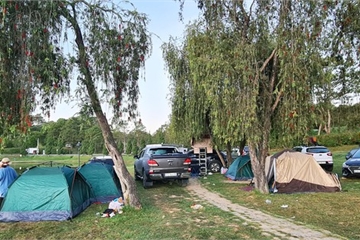 Khách sạn, nhà nghỉ quá tải, nhiều du khách dựng lều ngủ qua đêm bên hồ Xuân Hương
