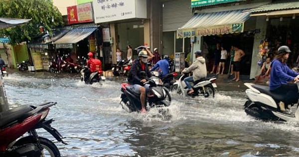 TPHCM bất ngờ xuất hiện mưa đá, dông mạnh