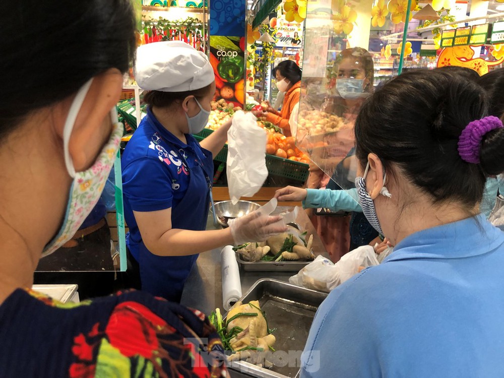 Sáng mùng 3 Tết, dân Sài Gòn xếp hàng vào siêu thị mua gà cúng