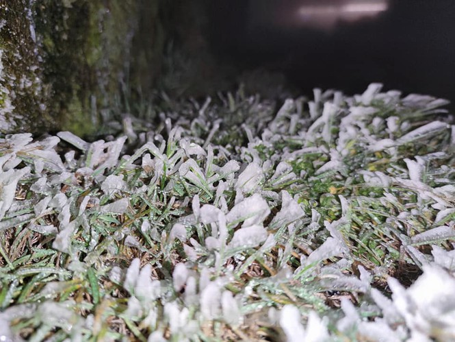 Băng tuyết xuất hiện trên đỉnh Mẫu Sơn - ảnh 1