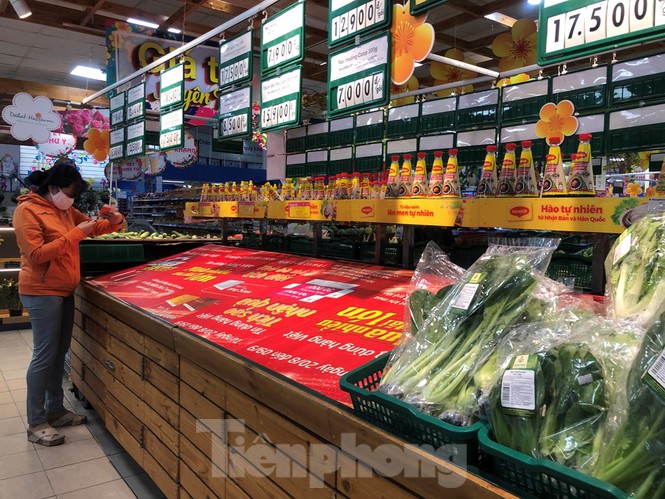 Sáng mùng 3 Tết, dân Sài Gòn xếp hàng vào siêu thị mua gà cúng - ảnh 9