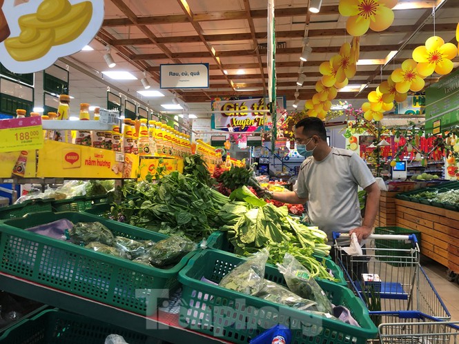 Sáng mùng 3 Tết, dân Sài Gòn xếp hàng vào siêu thị mua gà cúng - ảnh 8