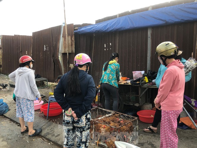 Sáng mùng 3 Tết, dân Sài Gòn xếp hàng vào siêu thị mua gà cúng - ảnh 4