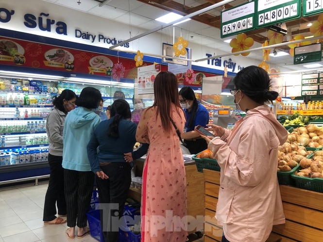 Sáng mùng 3 Tết, dân Sài Gòn xếp hàng vào siêu thị mua gà cúng - ảnh 3