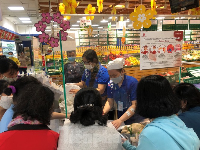 Sáng mùng 3 Tết, dân Sài Gòn xếp hàng vào siêu thị mua gà cúng - ảnh 1