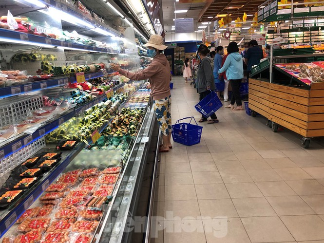 Sáng mùng 3 Tết, dân Sài Gòn xếp hàng vào siêu thị mua gà cúng - ảnh 10