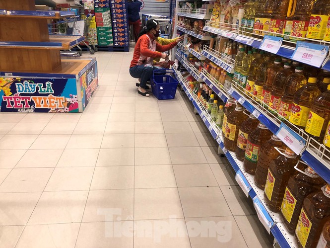 Sáng mùng 3 Tết, dân Sài Gòn xếp hàng vào siêu thị mua gà cúng - ảnh 11