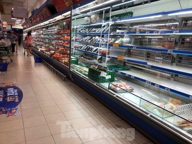 Sáng mùng 3 Tết, dân Sài Gòn xếp hàng vào siêu thị mua gà cúng - ảnh 12