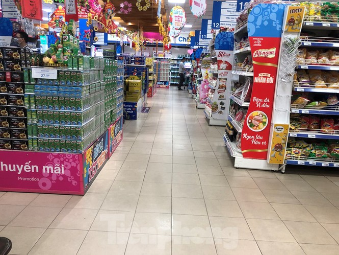 Sáng mùng 3 Tết, dân Sài Gòn xếp hàng vào siêu thị mua gà cúng - ảnh 13