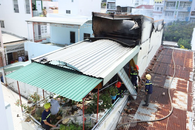 Cháy nghi ngút cạnh chợ Xóm Mới Nha Trang, hàng trăm tiểu thương hoảng loạn - ảnh 2
