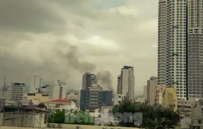 Cháy nghi ngút cạnh chợ Xóm Mới Nha Trang, hàng trăm tiểu thương hoảng loạn - ảnh 1