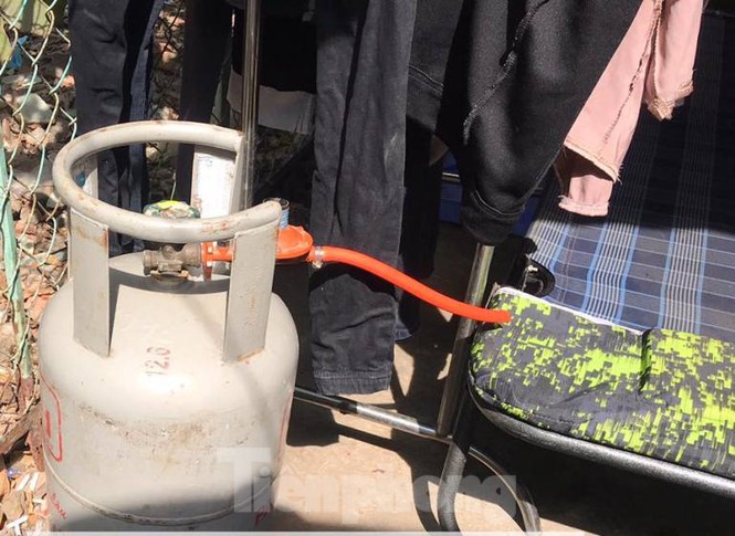 Hàng chục cảnh sát khống chế kẻ nghi ‘ngáo đá’ ôm bình gas dọa chết - ảnh 3