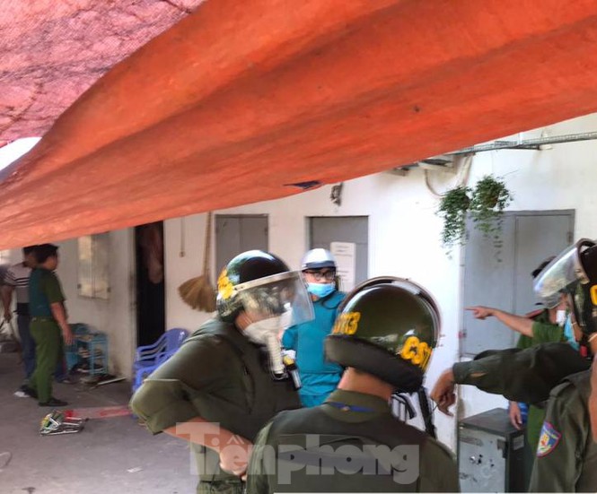 Hàng chục cảnh sát khống chế kẻ nghi ‘ngáo đá’ ôm bình gas dọa chết - ảnh 1