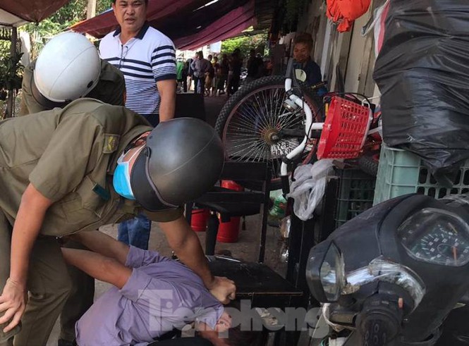 Hàng chục cảnh sát khống chế kẻ nghi ‘ngáo đá’ ôm bình gas dọa chết - ảnh 2