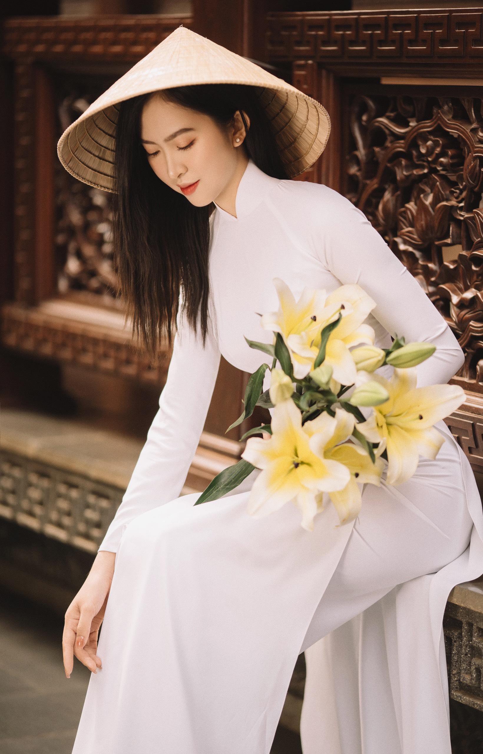 Nữ trung úy công an duyên dáng với áo dài ảnh 1