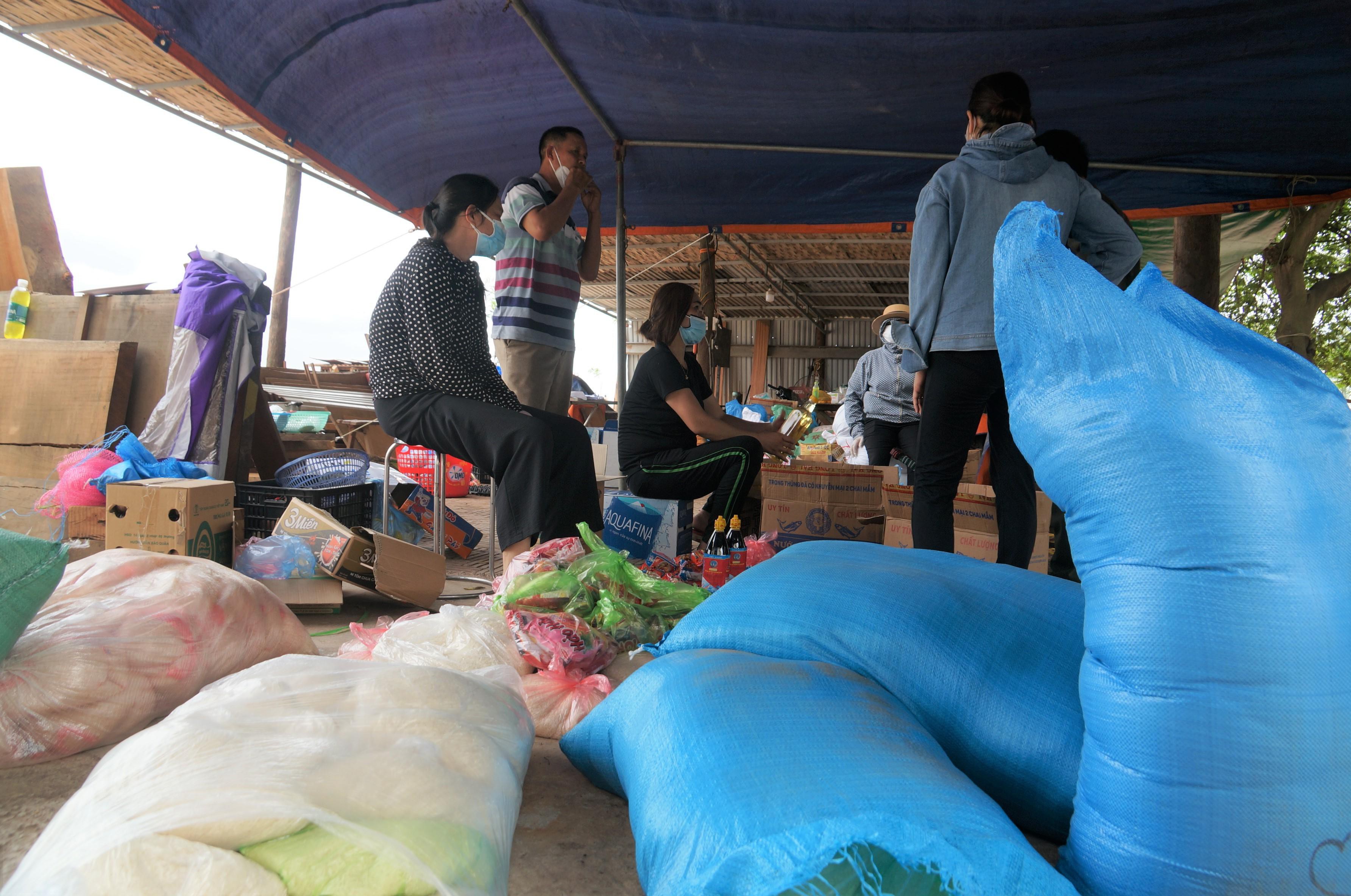 Người Bắc Giang mổ lợn, san gạo cho công nhân vùng tâm dịch ảnh 7