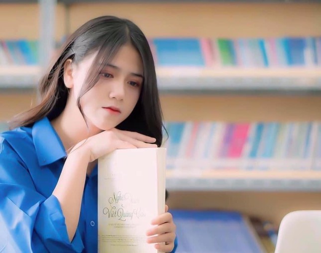 Nữ sinh là MC trường Đại học Công nghệ Đông Á gây ‘sốt’ với vẻ ngoài ‘lai Tây’ ảnh 4