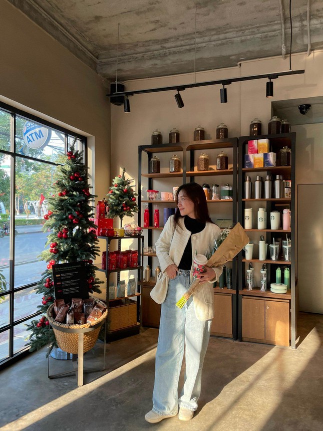 Muôn kiểu ‘check-in’ của giới trẻ trước thềm Giáng sinh ảnh 8