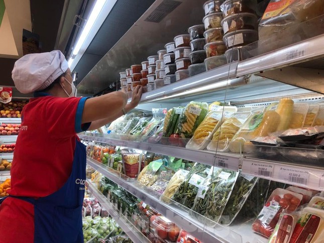 Doanh nghiệp tăng tốc bung hàng, giảm giá mùa cuối năm ảnh 1