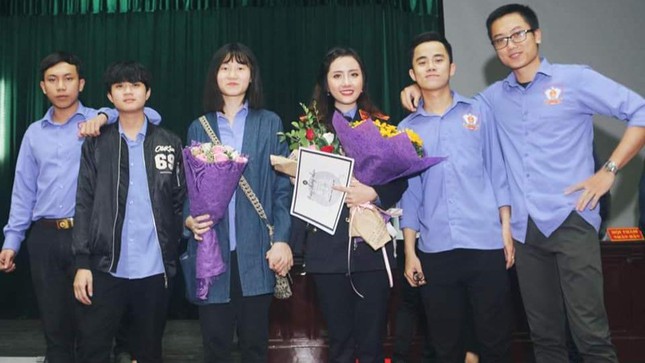 Thủ khoa ĐH Kiểm sát Hà Nội tài năng và xinh đẹp ảnh 2