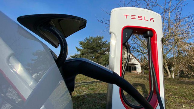 Tesla lần đầu chia sẻ mạng lưới trạm sạc với các hãng xe khác ảnh 1